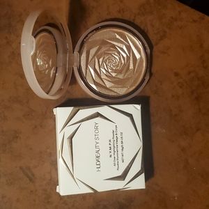 HUDA BEAUTY N.Y.M.P.H all over highlighter